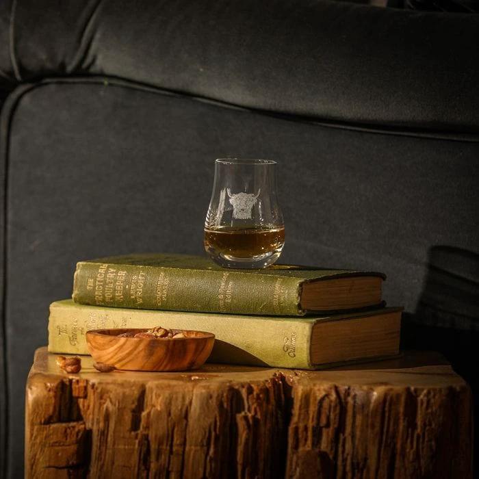 Proefglas gegraveerd met Schotse hooglander – Just Slate Company Scotland