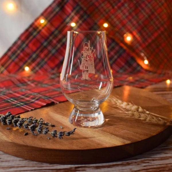 Whiskyglas graviert mit Dudelsackspieler – Glencairn Crystal Schottland – Bild 2