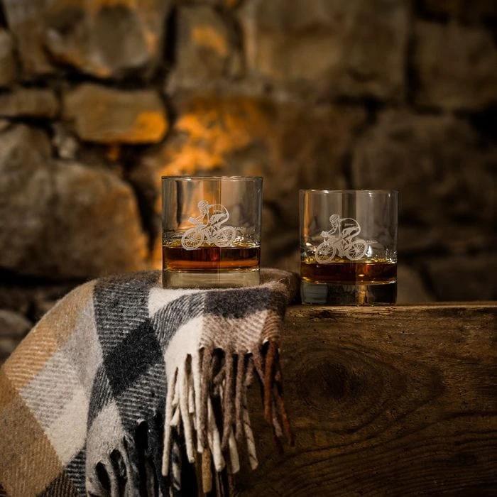 Whiskyglazen gegraveerd fietssport 2 stuks – Just Slate Company Scotland