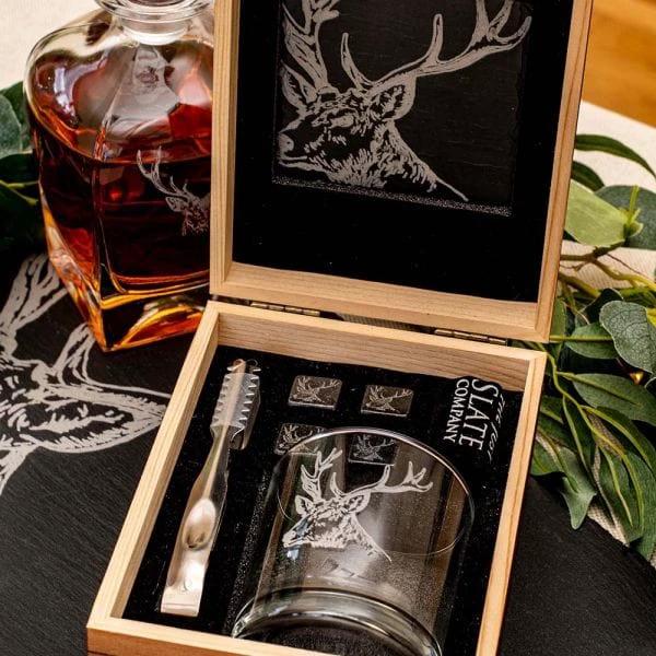 Geschenkset Edelhert met gegraveerd whiskyglas, whiskystenen en onderzetter – Just Slate Company Scotland – afbeelding 2