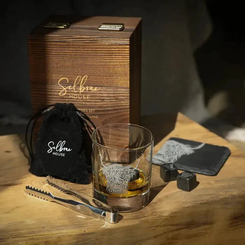 Geschenkset Hooglander met gegraveerd whiskyglas, whiskystenen en onderzetter – Just Slate Company Scotland – afbeelding 2