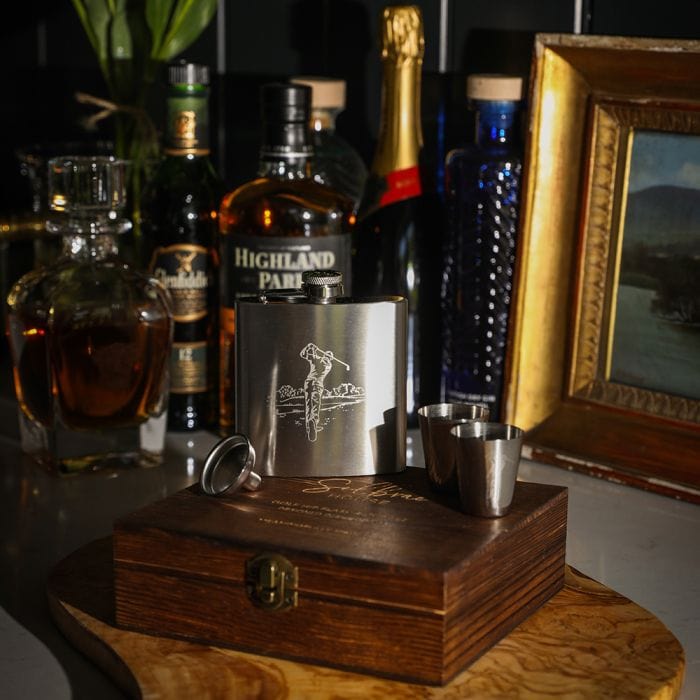 Selbrae House – Hip Flask Set – Metal Engraved – Golf Design - Mood4whisky