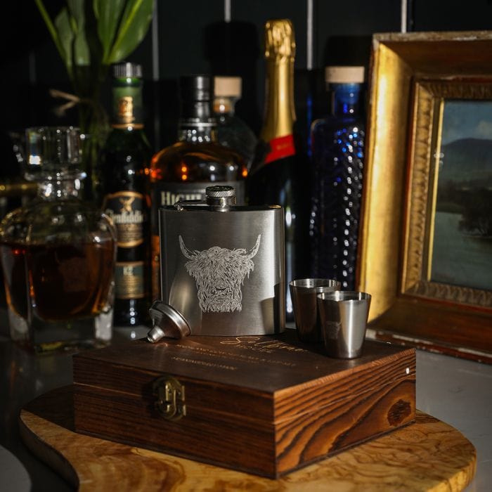 Selbraehouse – Hip Flask Set – Metal Engraved – Highland Cow - Mood4whisky